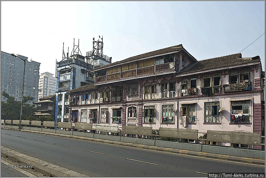 Окна в домах часто бывают выбитыми и никто их не торопится вставлять. Климат-то — теплый...
* Мумбаи, Индия