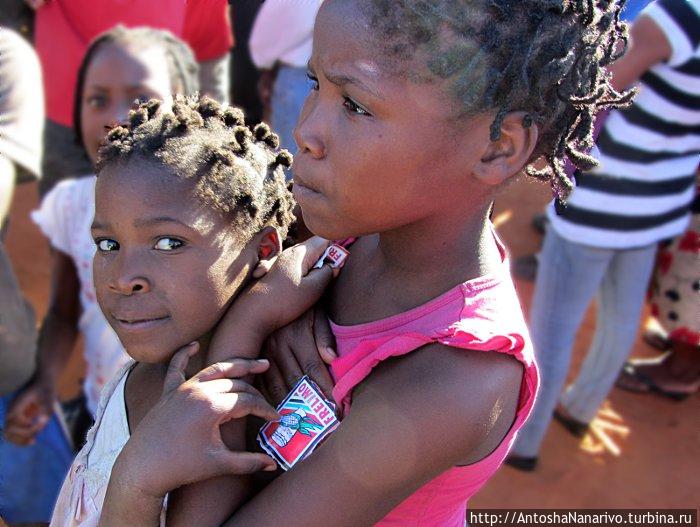 Девчата на празднике ФРЕЛИМО. Мозамбик