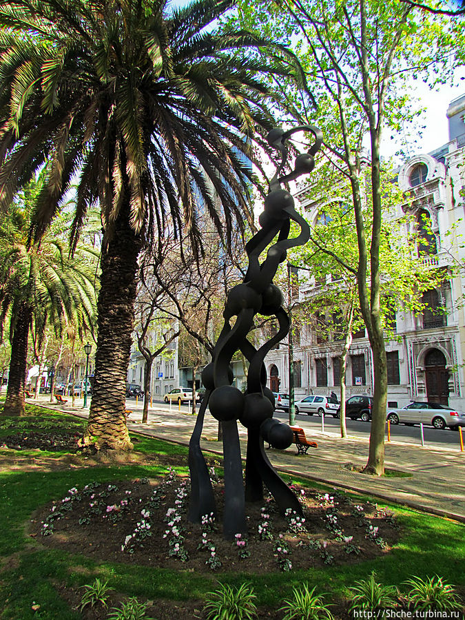 дальше памятники становятся понятнее, не надо гадать: поет, или драматург:)) Лиссабон, Португалия