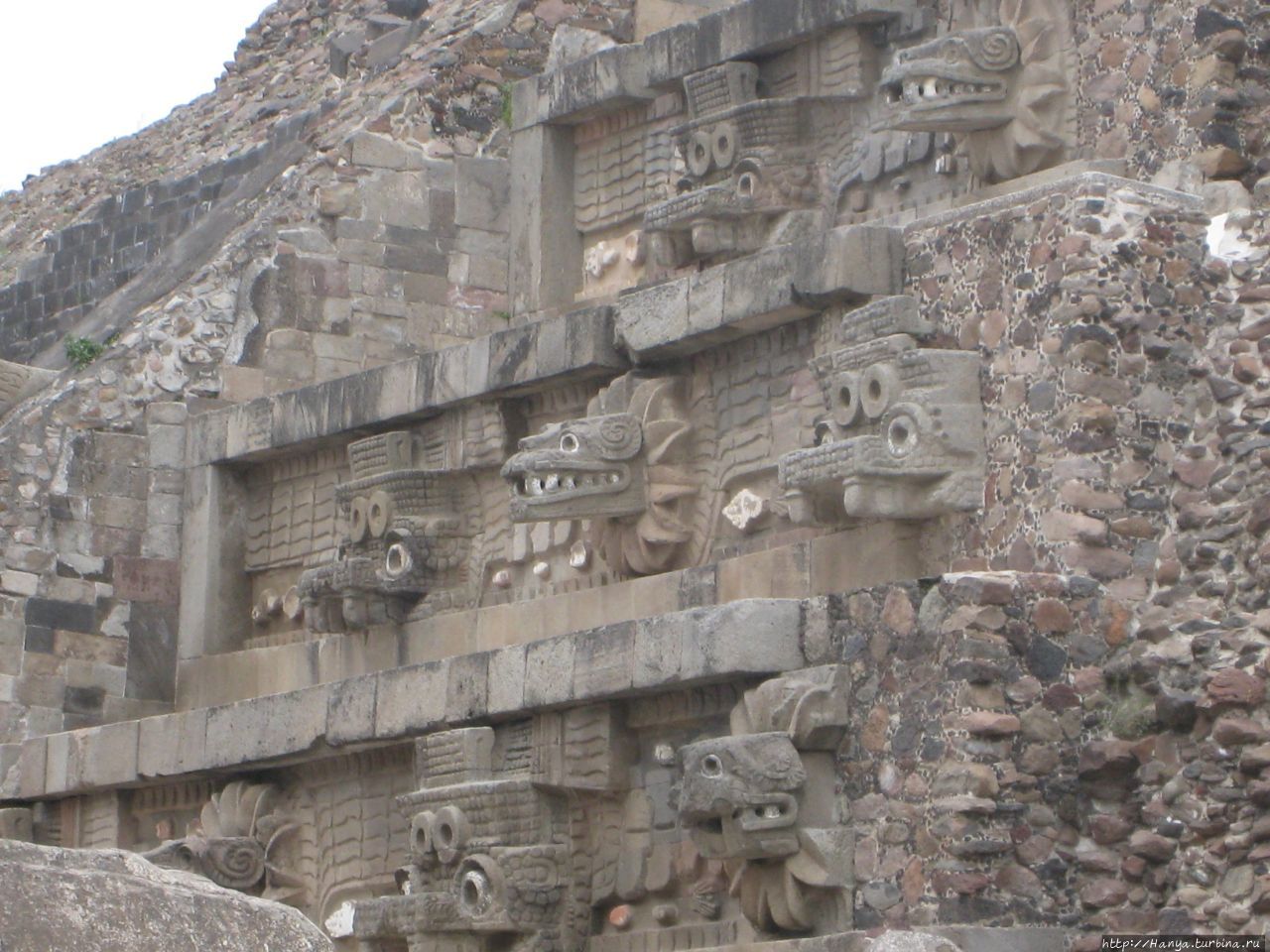 Пирамида Пернатого Змея Теотиуакан пре-испанский город тольтеков, Мексика