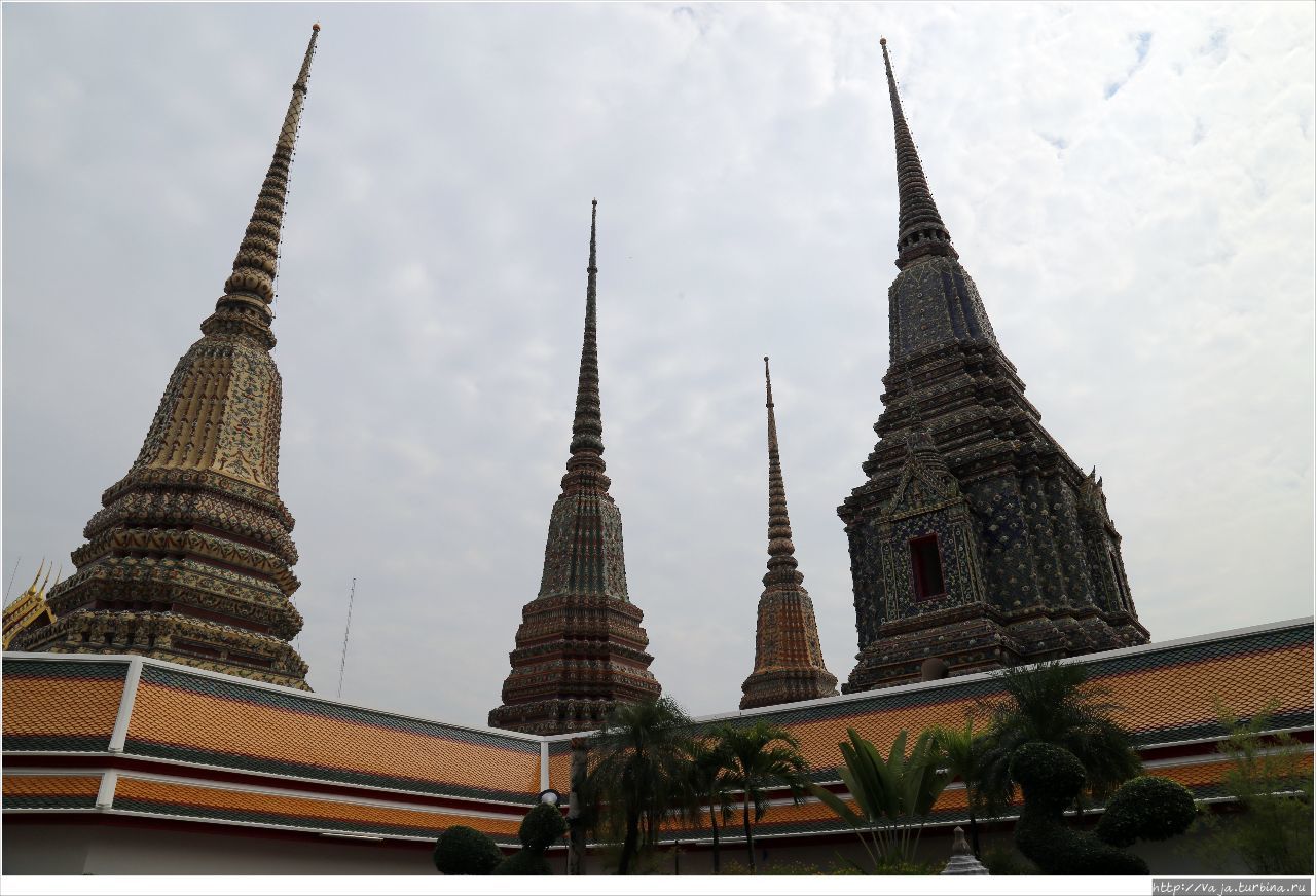 Ступы во внутренем дворе Храма Бангкок, Таиланд