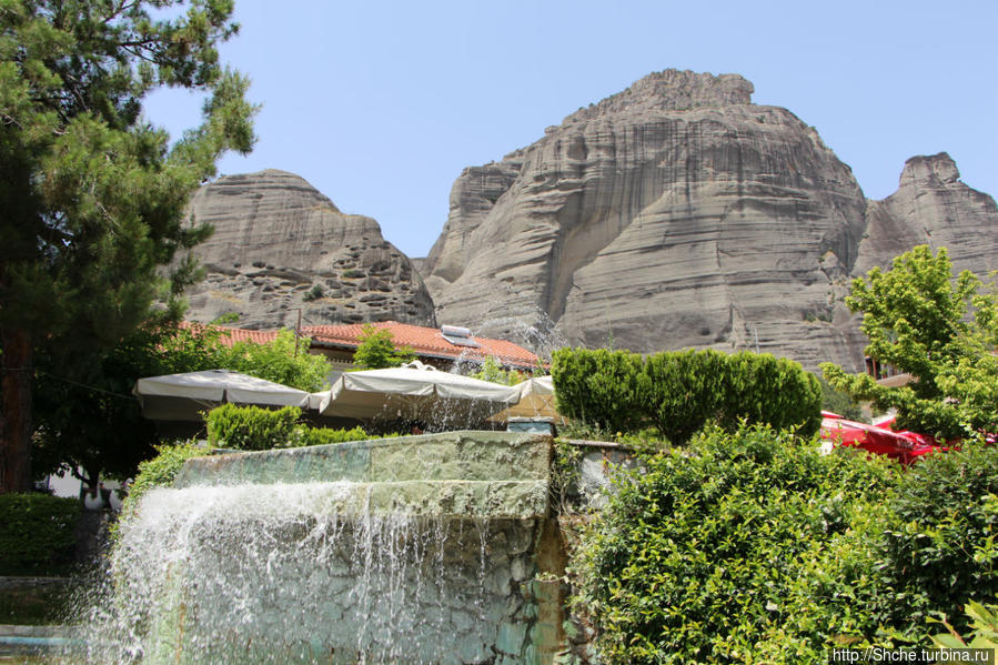 фонтан в виде искусственного водопада, мы заняли столик прямо над падающей струей Каламбака, Греция