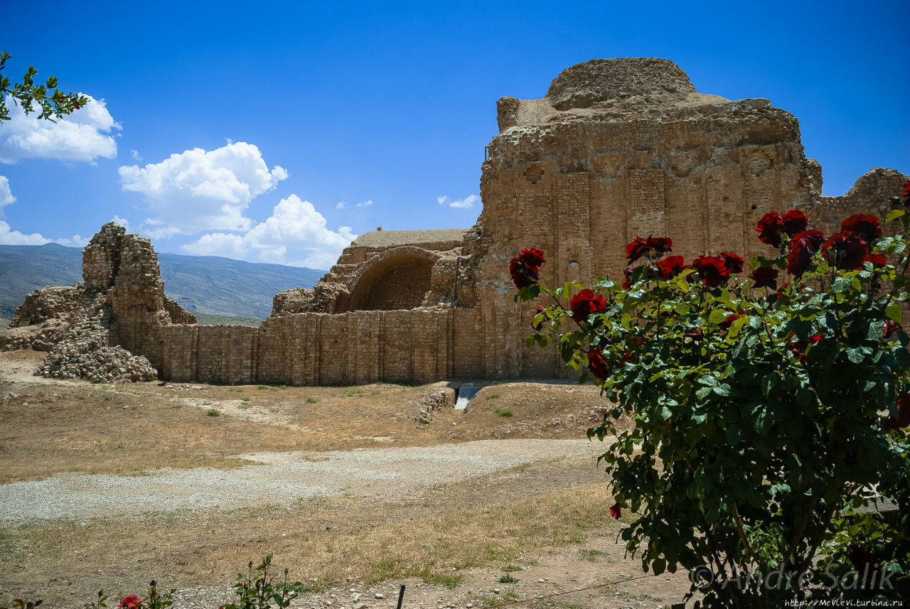 Древний зороастрийский храм. Иран.