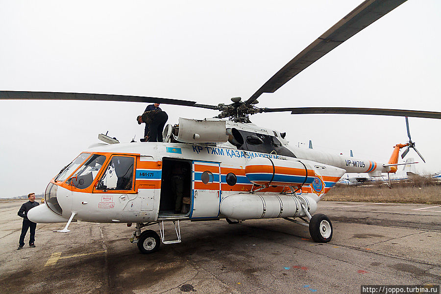 Ми-17 оказался настоящим летающим автобусом, по салону которого можно было свободно ходить от одного блистера к другому, разве что кондуктора не было. Алматинская область, Казахстан