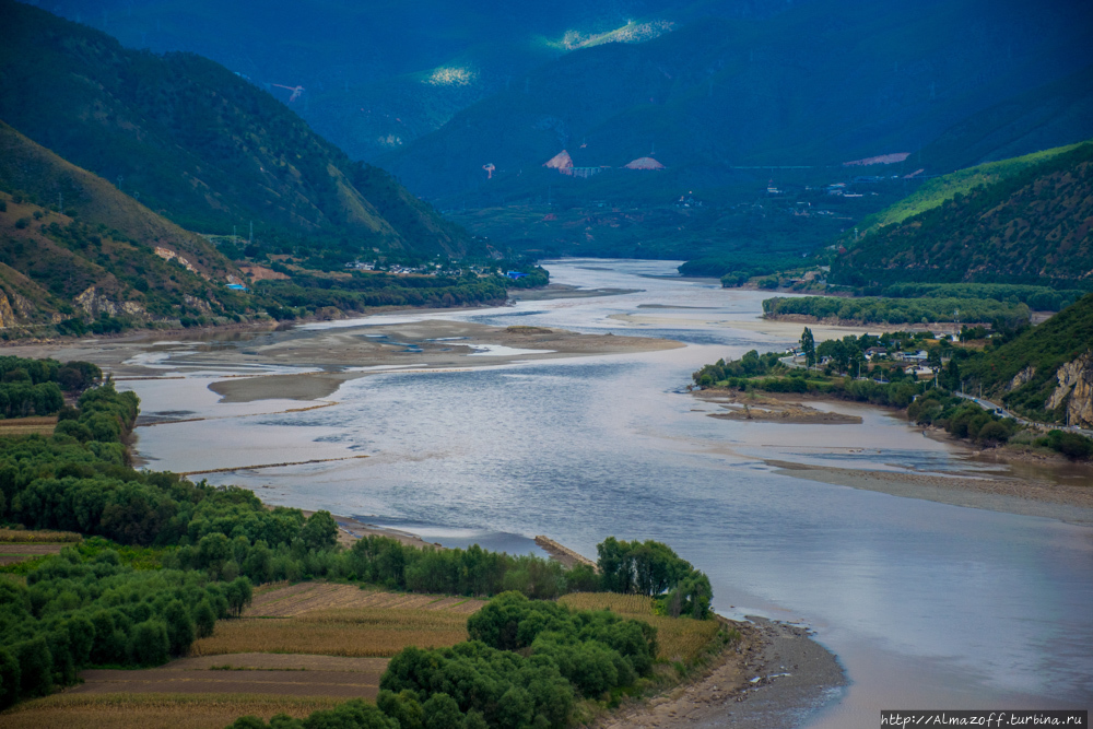 Длина реки янцзы в км. Янцзы Чанцзян река. Долина реки Янцзы. Янцзы голубая река. Реки Китая Янцзы и Хуанхэ.