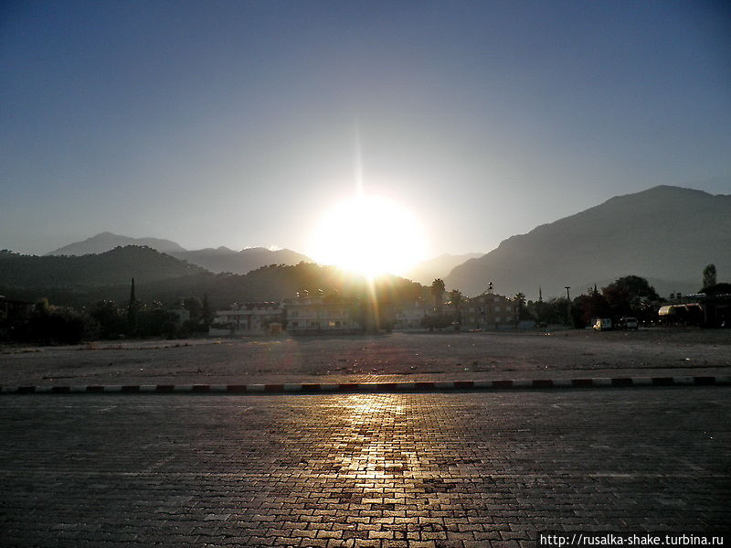 А это мой любимый кадр. Посмотрите. как солнце отражается в асфальте... Кемер, Турция