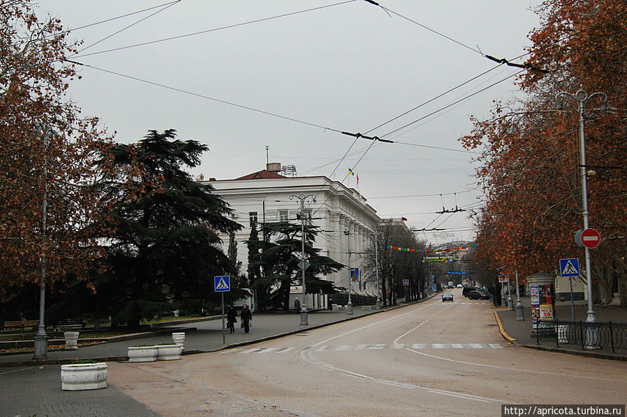 вулица Ленина, плавно перетекающая в площадь Нахимова