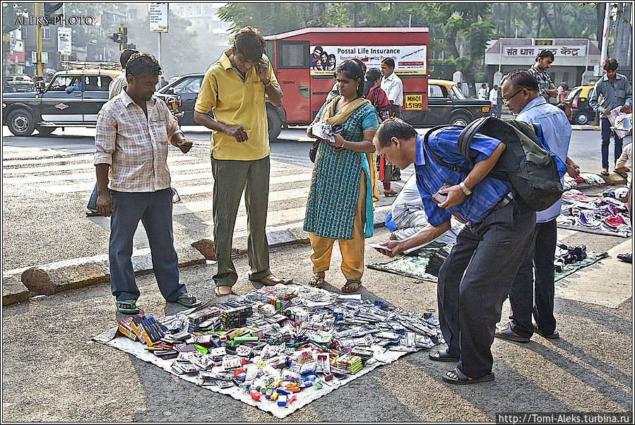 На самом деле, цены на таких развалах очень низкие. Помню, нам понадобился в Джайпуре нож, чтобы почистить фрукты, мы его купили за 10 рупий (5 рублей)...
*