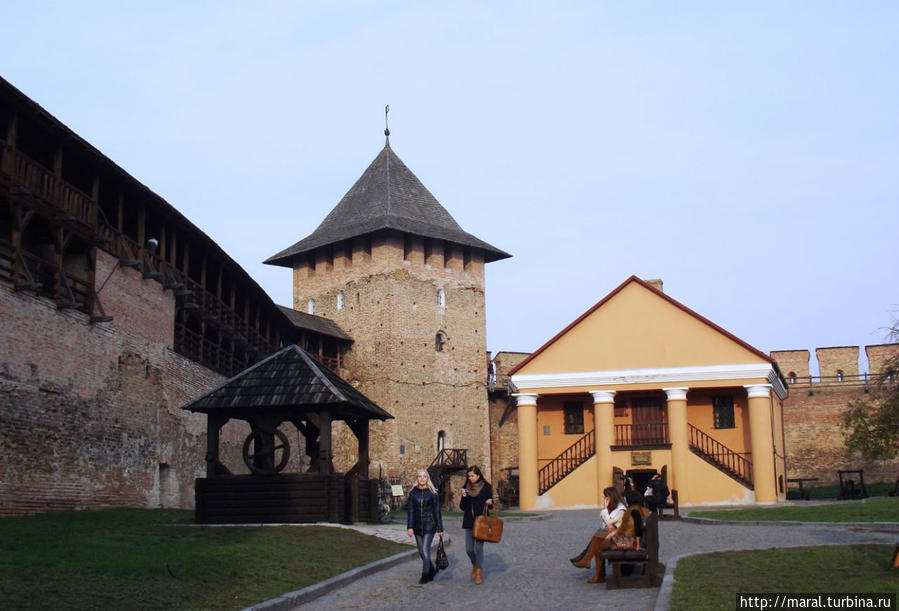 Владычья башня, колодец и здание уездного хранилища — Музей  книги Луцк, Украина