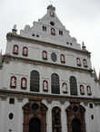 Иезуитская церковь Святого Михаила (нем. Jesuitenkirche St. Michael) на Нойхаузерштрассе (нем. Neuhauser Straße) в Мюнхене — в своё время одна из главных цитаделей Контрреформации. Она начала строиться в 1583 году, но строительство прервалось падением одной из башен, так что собор был освящён только в 1597 году. Однако судьба всё равно не пощадила храм — в ноябре 1944 года она была разрушена бомбежкой, но всё же восстановлена в 1947—48 годах. (википедия)