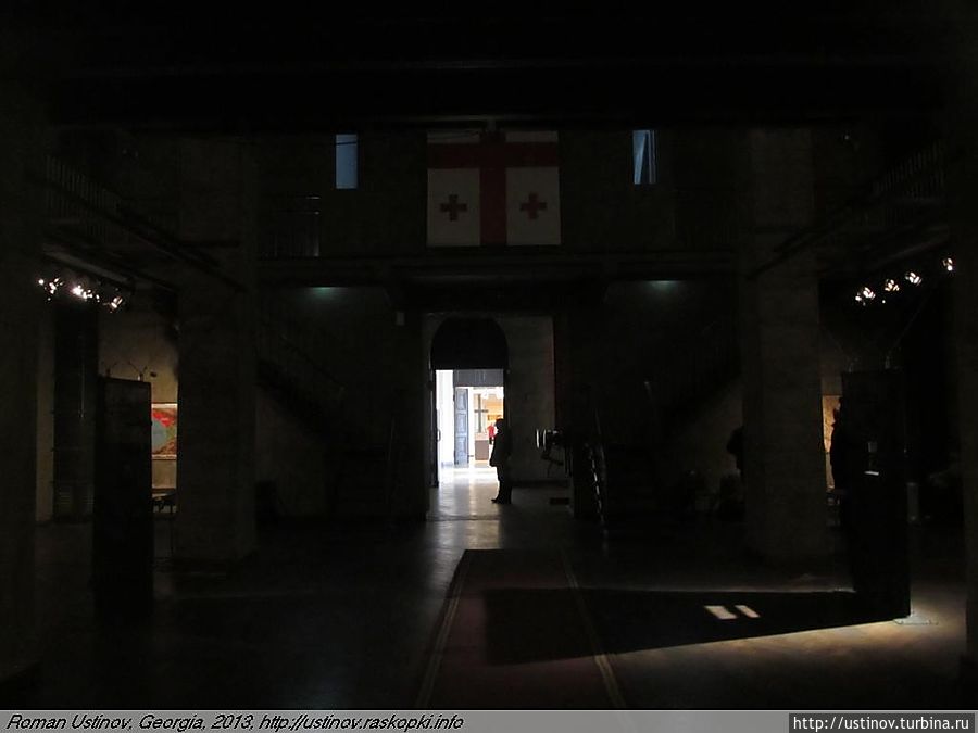 Над входом в музей — флаг независимой Грузии.