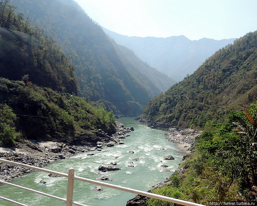 По этой реке можно, но трудно сплавляться на плотах Читван Национальный Парк, Непал