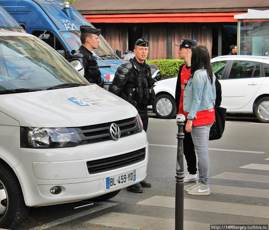 — Вам лучше пройти направо... Париж, Франция