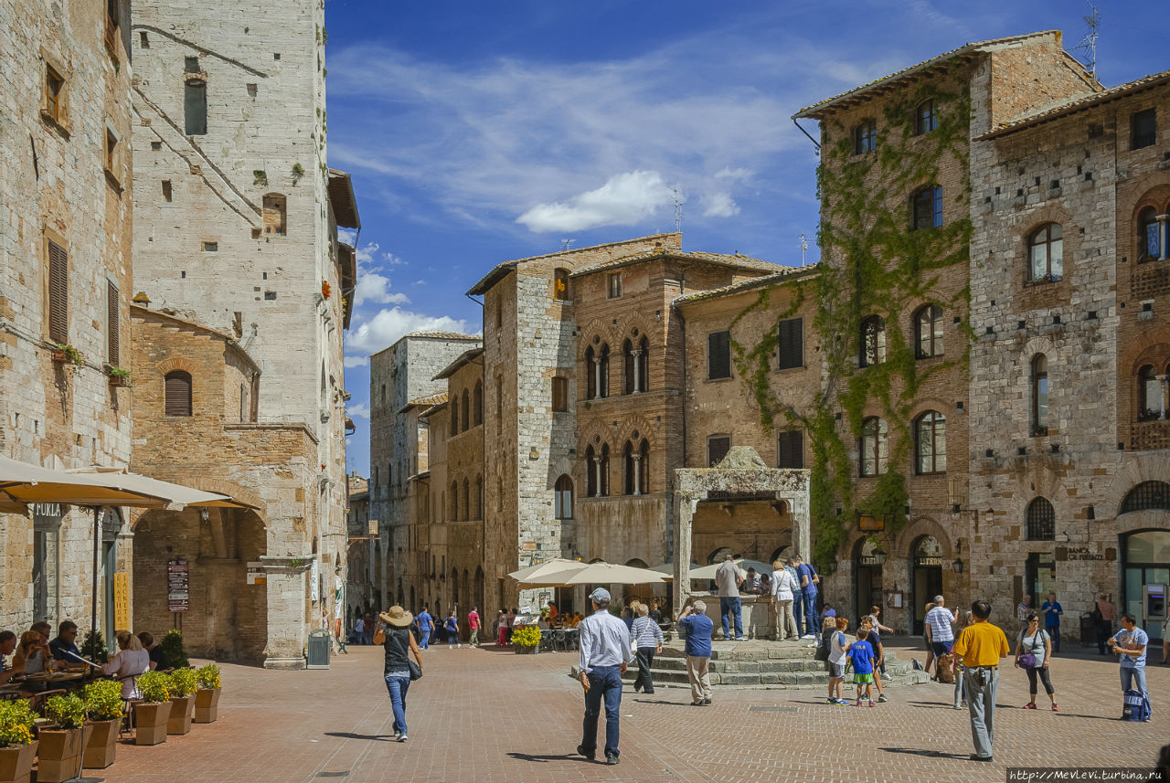 Город San Gimignano над долиной местного Кьянти Сан-Джиминьяно, Италия