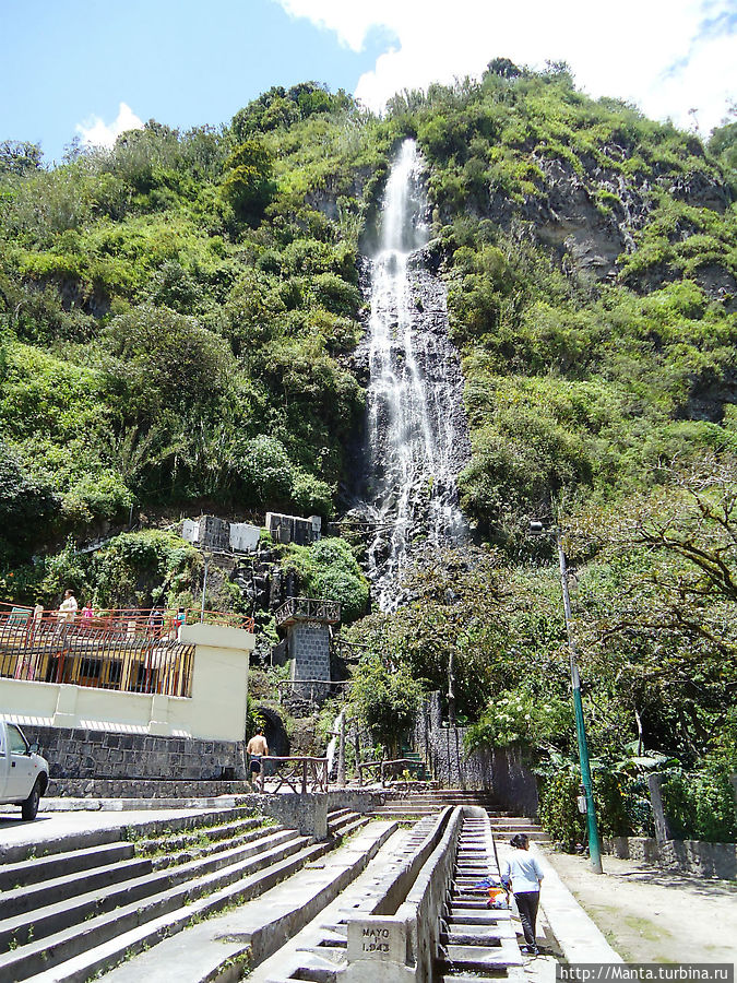 Было немного жалко, что я так и не увидела настоящее извержение. Но зато на этой смотровой площадке было очень здорово, солнечно, вкусно пахло, красиво, нравилось просто сидеть там и смотреть на вулкан. Здорово, что можно никуда не спешить, лениться, ничего не делать. Я решила полениться еще больше и пошла купаться в горячих источниках.