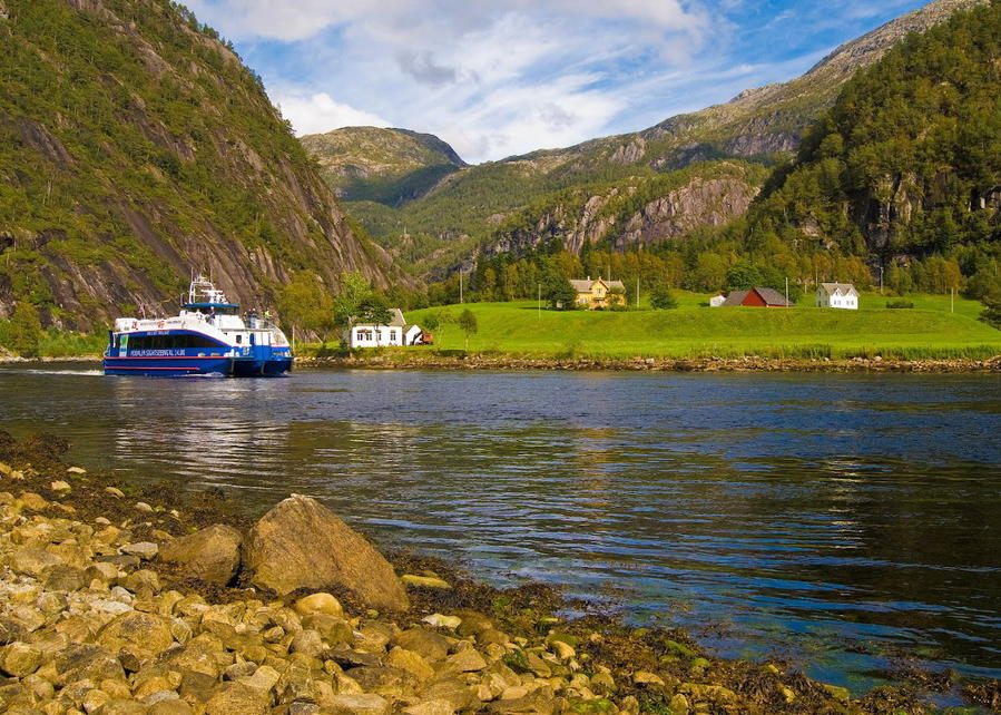 M\S Rygercruise в тесном канале Mostraumen Берген, Норвегия