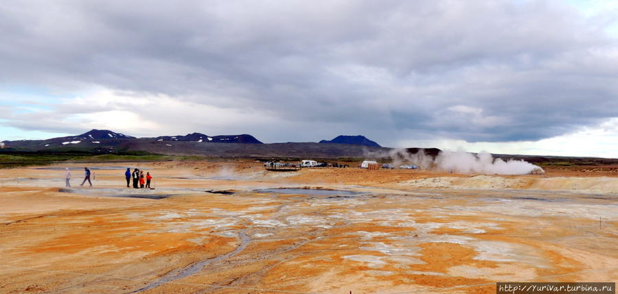 Мы в центре геотермальной зоны. Вдали видна стоянка автомашин Рейкьяхлид, Исландия