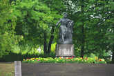 Первая остановка в Пушкинских горах. Памятник находится недалеко от Святогорского монастыря. От него лежит дорога в направлении к Михайловскому.