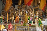 Храм Монастыря Ват Висуналат. Фигурки Будд в алтаре. Фото из интернета
