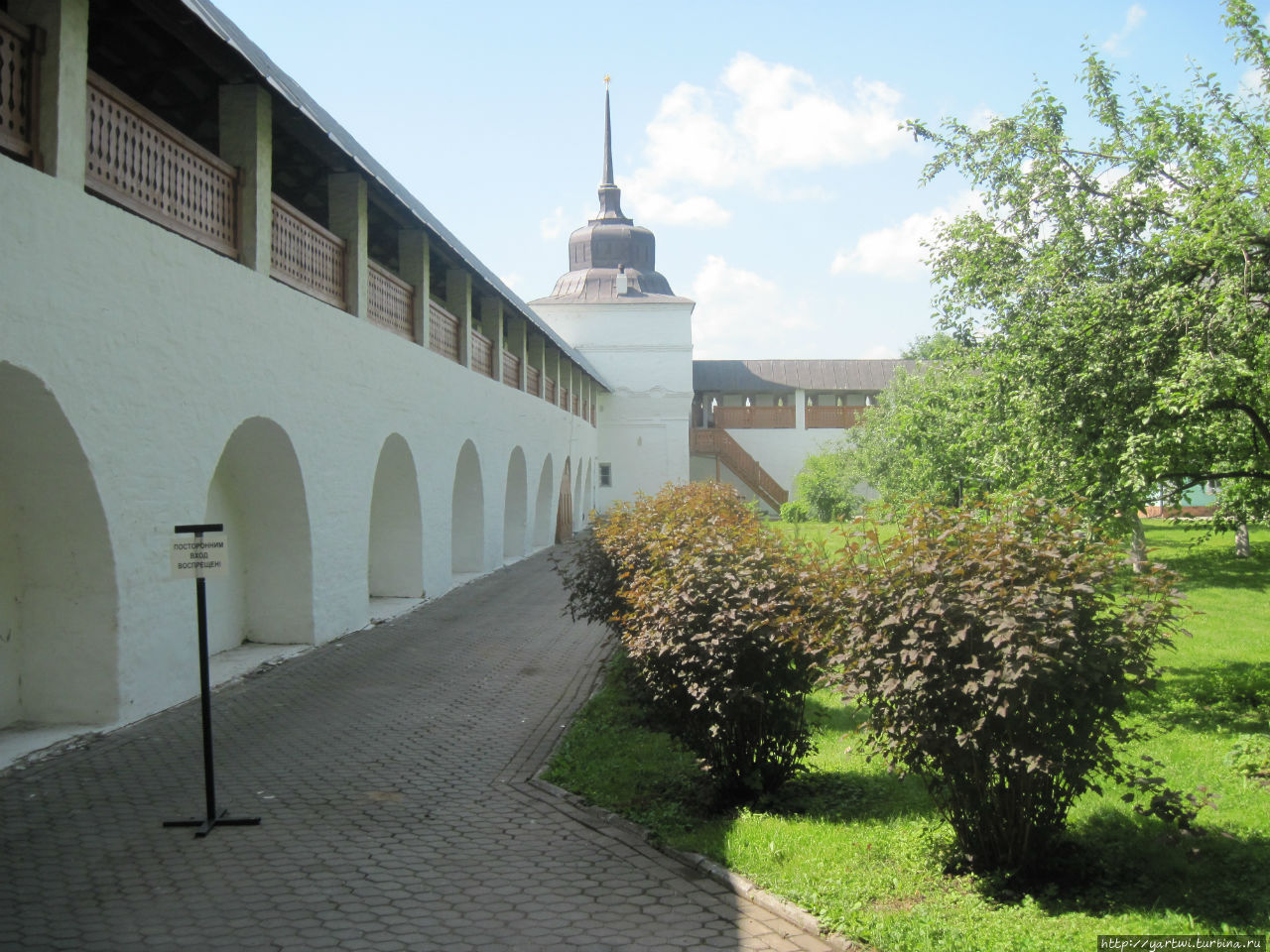 Стены Толгского монастыря, прилегающие к кедровой роще. Толга, Россия