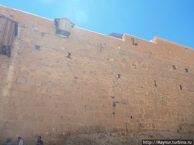 Для защиты от непрекращающихся набегов кочевников, монастырь был превращен в крепость. Монастырь Святой Екатерины, Египет