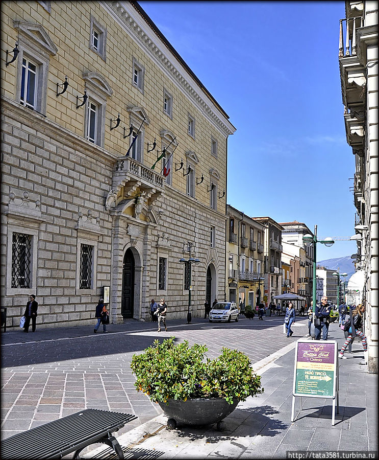 Дворец Павла V находится на проспекте Джузеппе Гарибальди. Здание в стиле маньеризма построено в 16 веке. Беневенто, Италия