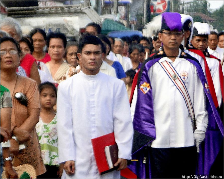 *Когда в толпе, имевшей четкое разделение на священнослужителей и горожан, показались мужчины в черных плащах с аббревиатурой «КС» и мохнатых треуголках со шпагами, я озадачилась. Что бы это всё значило.....