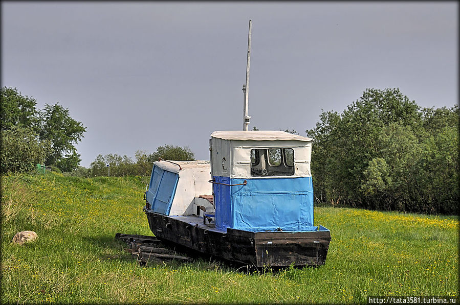 Недалеко от пристани в поле стоит одинокий 