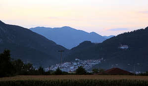 После того, как стадион был найден, мы не вернулись в город, а провели время в торговом центре на окраине. А что — кафе, туалет, подарки внучке и сыновьям... А так выглядит Ксанти на подъезде к нему с юга, жать, уже было довольно темно