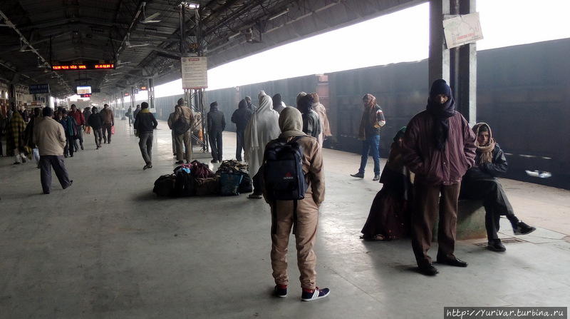 На перроне вокзала Агра Агра, Индия