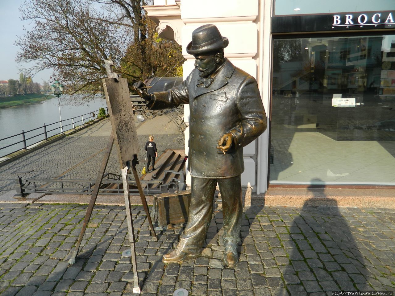 Скульптура местного художника Роштовича.