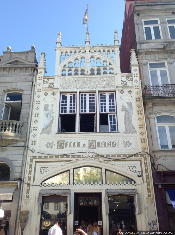 Livraria Lello в Порту – один из самых красивых книжных магазинов в мире. Порту, Португалия