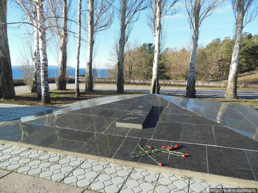 Здесь памятники. Памятник погибшим в Великой Отечественной войне в Тольятти Тольятти. Памятник погибшим в ВОВ Тольятти. Старый город Тольятти вечный огонь. Памятники войны Тольятти