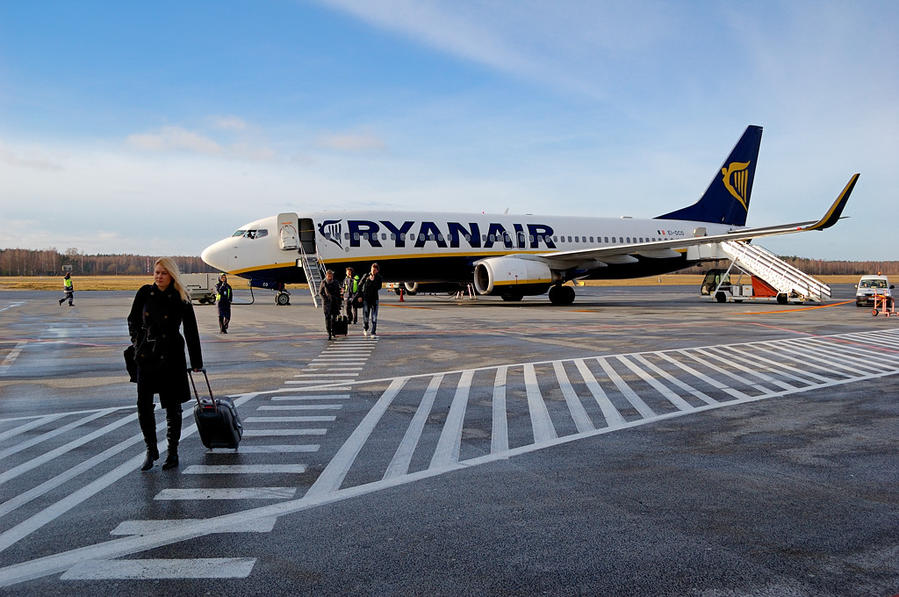 Самолет Ryanair в аэропорту Риги Рига, Латвия
