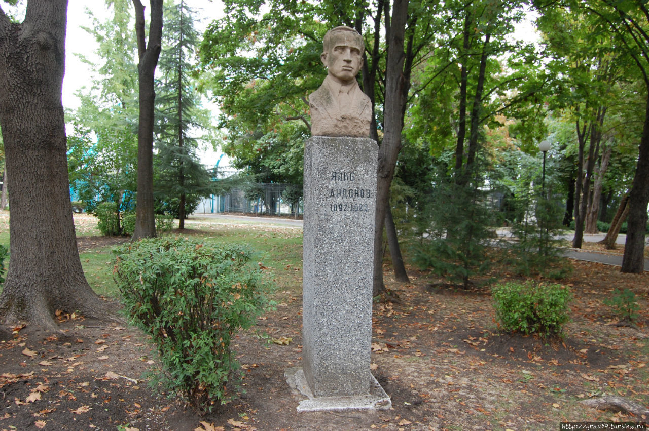 Памятник Янко Андонову Бургас, Болгария