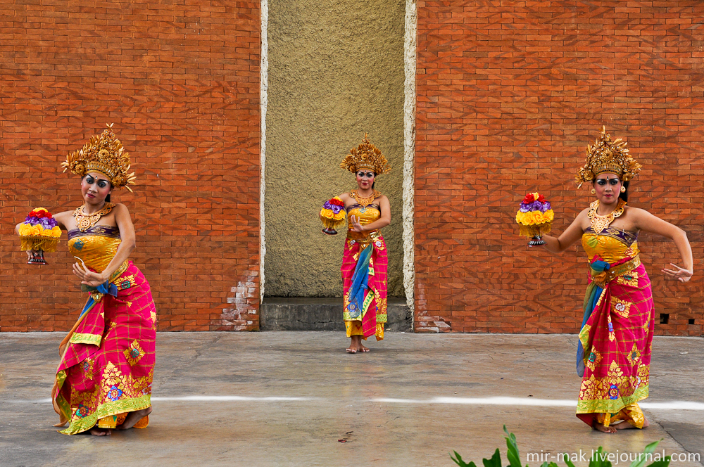Не стану вдаваться в мифологию острова Бали и историю его танцев, просто предлагаю полюбоваться красочными костюмами и не менее красочными актерами. Бали, Индонезия