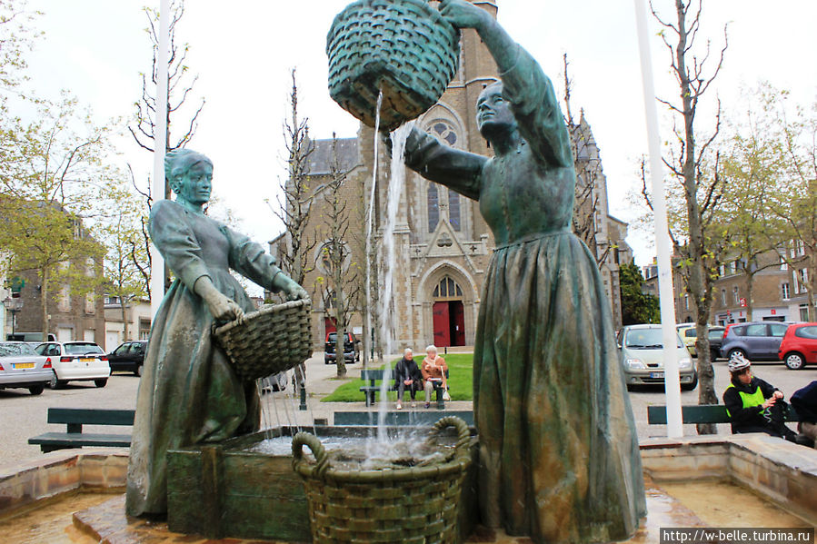 Памятник женщинам, промывающим устрицы. Канкаль, Франция