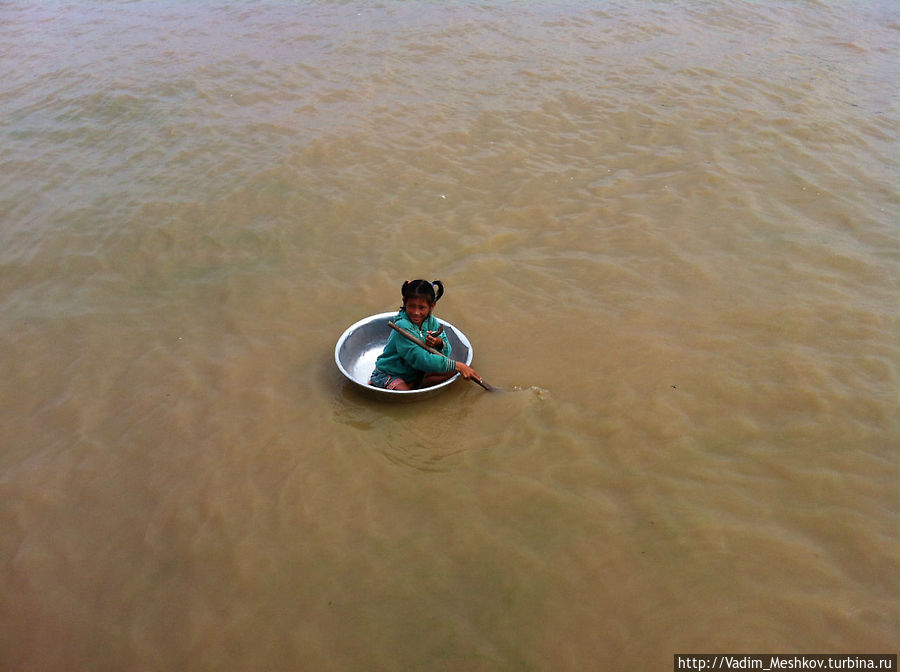 Девочка на тазе переплывает озеро Тонлесап — самое глубоководное озеро Юго-Восточной Азии