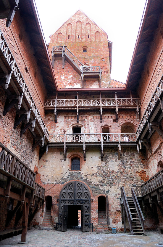Башня, но вон на ту лестницу не пускают даже летом Тракай, Литва