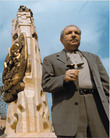 Эрнст Неизвестный возле памятника Возрождение (фото из Интернета)