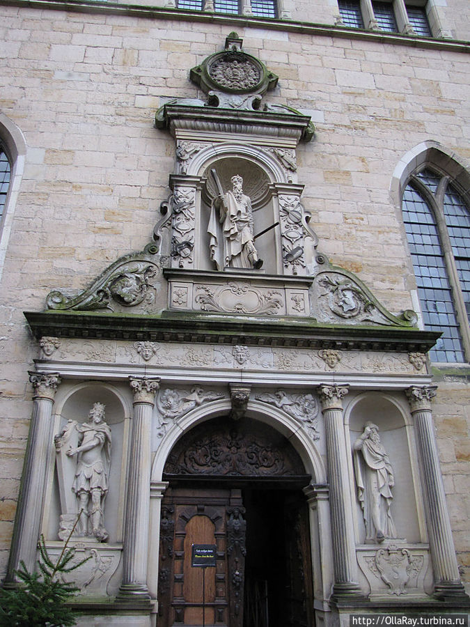 Вход в замковую церковь.