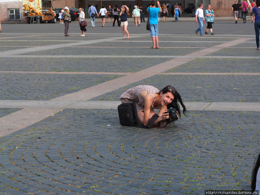 Изобретательный фотограф в поисках нужного ракурса Санкт-Петербург, Россия