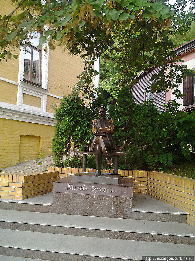 Памятник Булгакову Киев, Украина