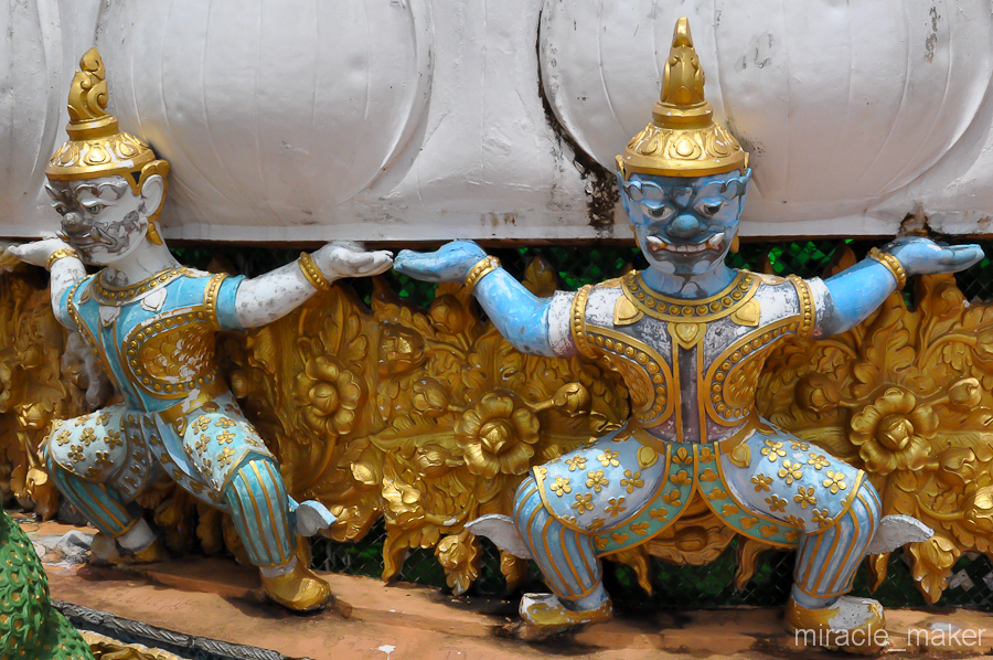 Покой Бога охраняют суровые стражники.