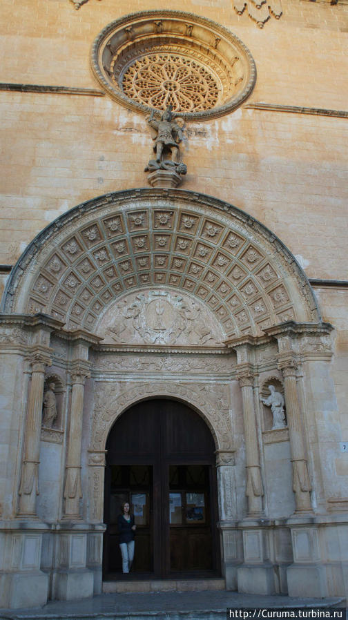 Вход в церковь Сан Мигель. Феланич, остров Майорка, Испания