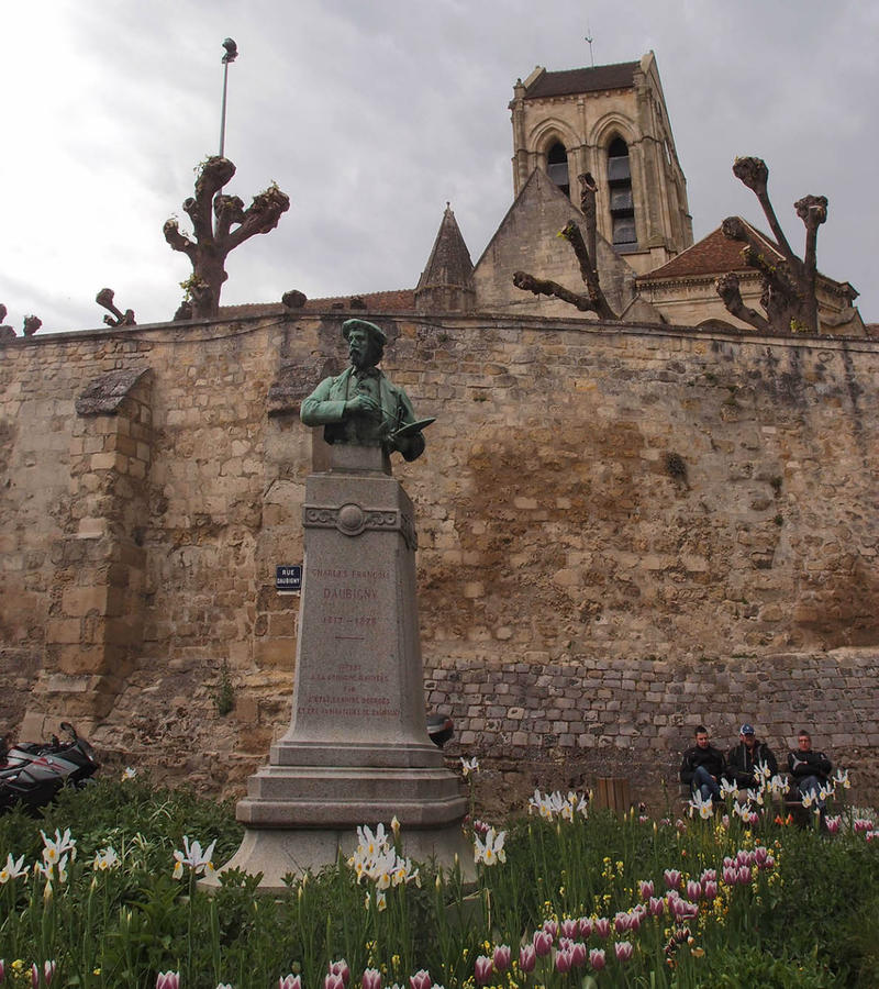 Памятник Добиньи у подножия церкви в Овере Овер-сюр-Уаз, Франция