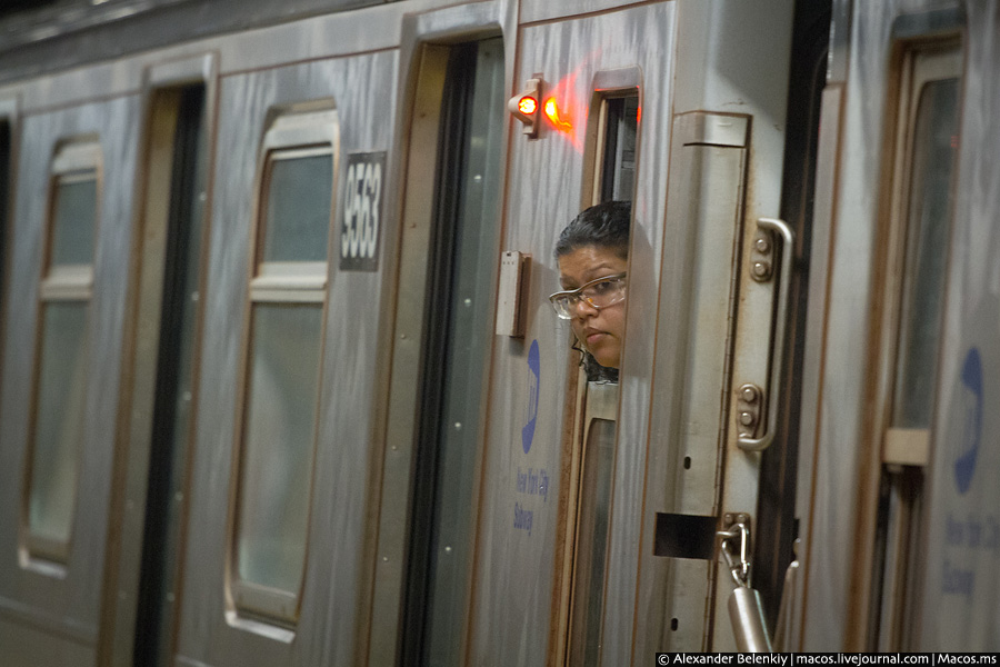 Многие платформы не прямые, а с изгибом, поэтому в середине каждого поезда сидит человек-кондуктор: именно он, а не машинист, открывает и закрывает двери, чтобы кого-нибудь не придавило. Нью-Йорк, CША