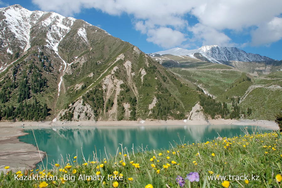 Большое Алматинское озеро. В мае. Иле-Алатауский Национальный Парк, Казахстан