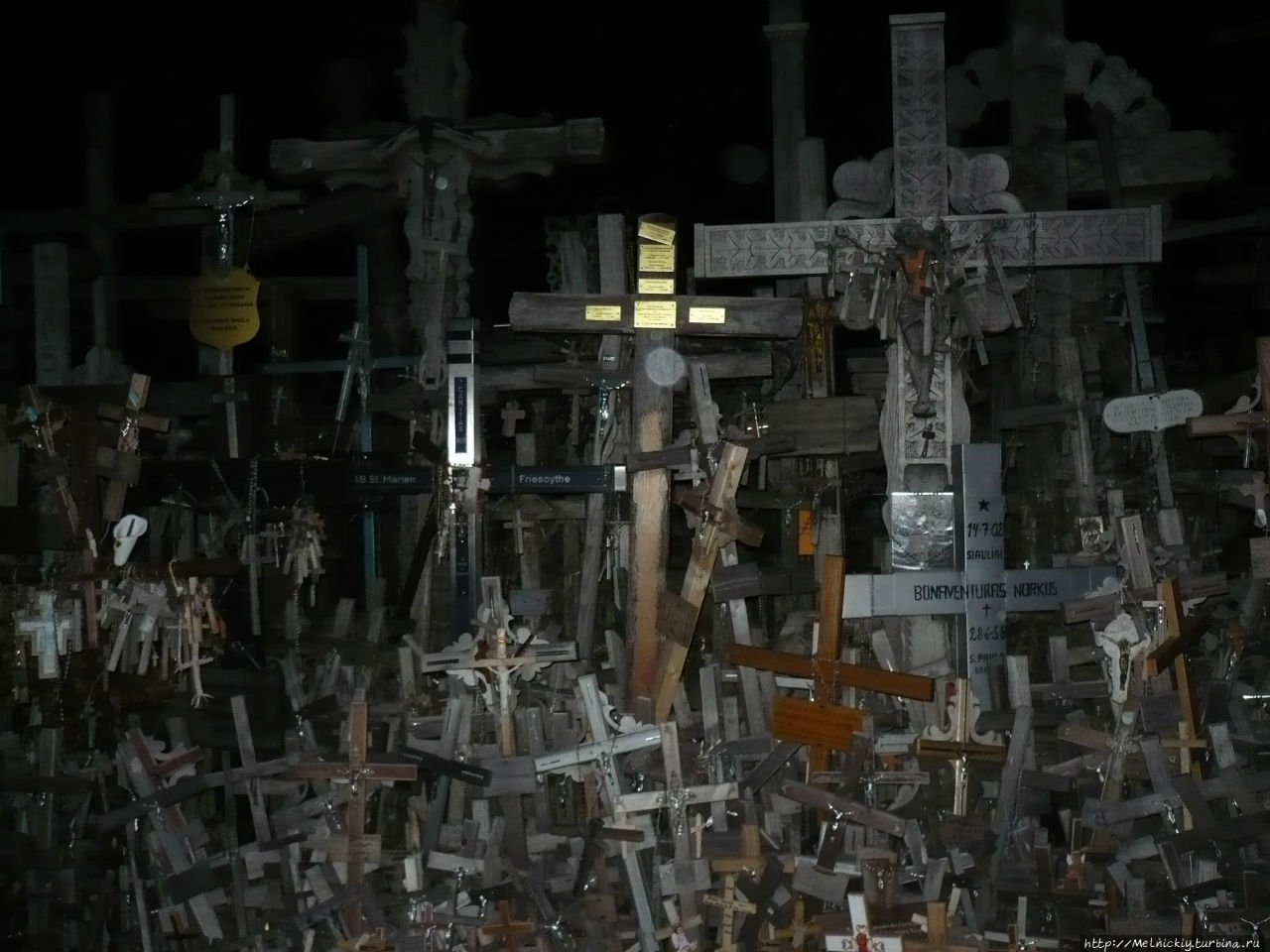 «А вдоль дороги кресты стоят и тишина…» Шауляй, Литва