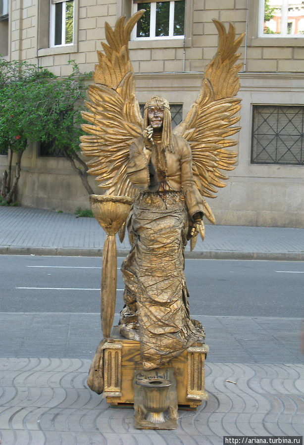Живые статуи на Рамбле. Птица Счастья Барселона, Испания